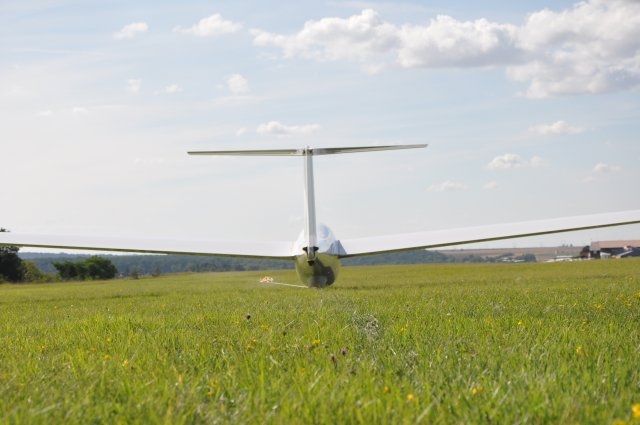  滑翔机在地面上 